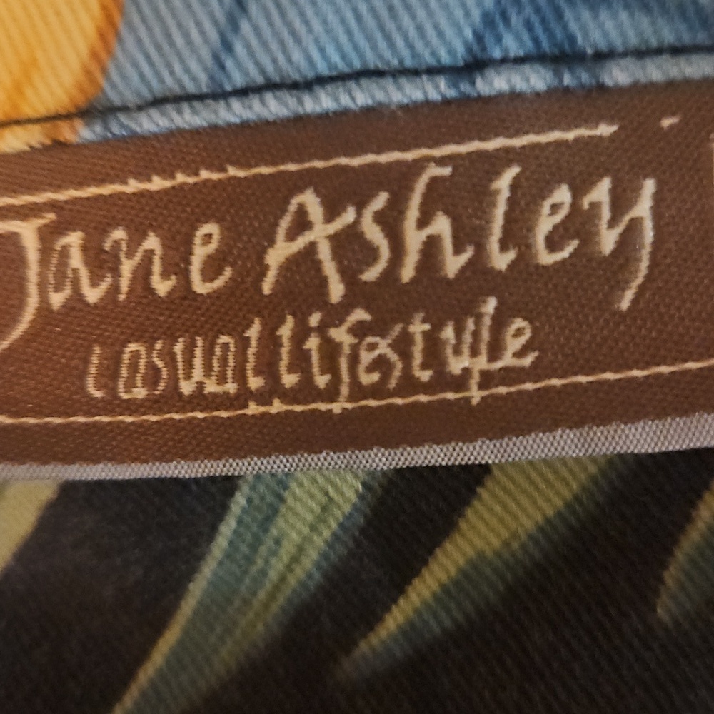JANE ASHLEY Tropical Floral Resort Button Down Shacket - Picture 7 of 8